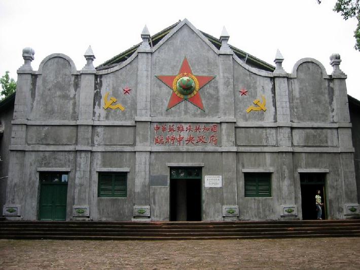行程安排 早餐后乘车赴革命圣地——瑞金,抵达后,参观【沙洲坝革命